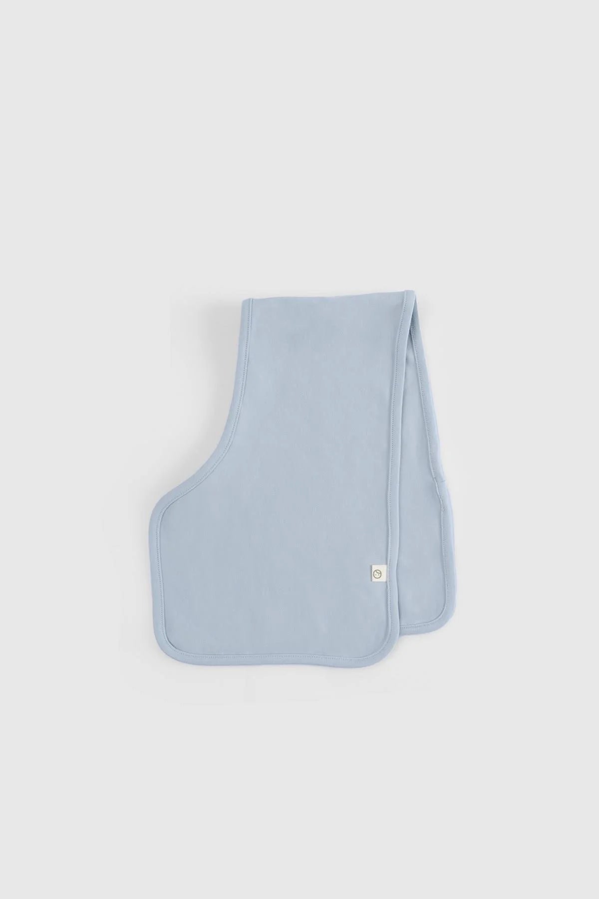Soft blue organic cotton bib for newborns, perfect for feeding and drooling. GOTS certified safe for delicate skin.