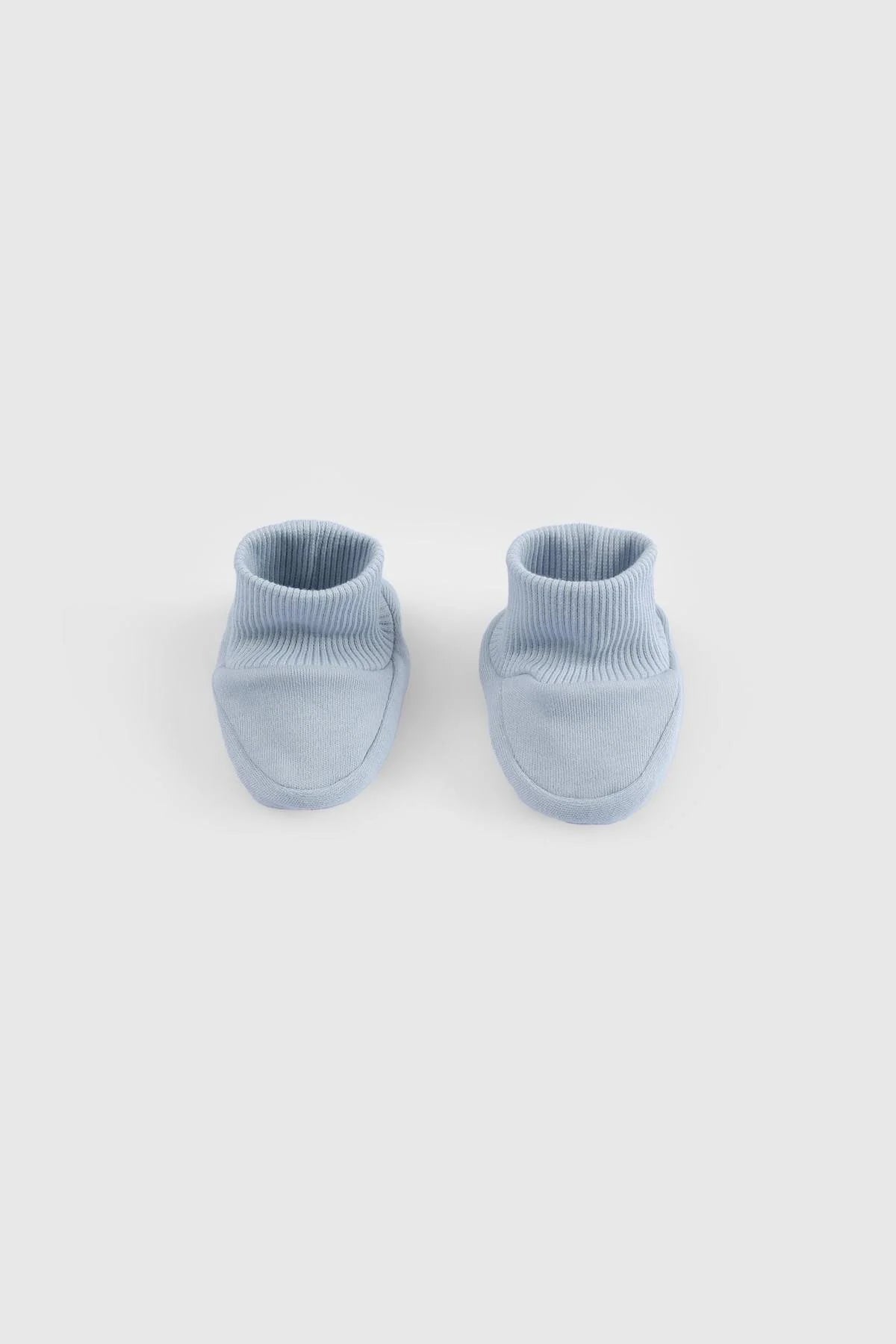 Light blue organic cotton booties for newborns, part of a 10-piece set, soft and gentle on delicate skin.