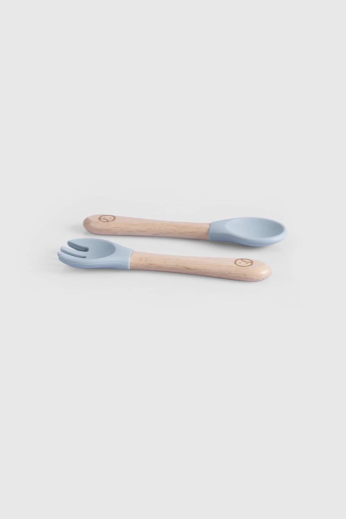 Baby cutlery set featuring bamboo handles and blue silicone tips, ideal for newborn feeding. BPA-free and Montessori inspired.